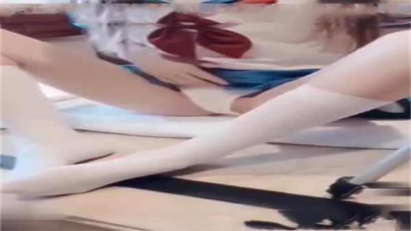 反差婊子滴蜡自慰，骚货边哭边玩自己