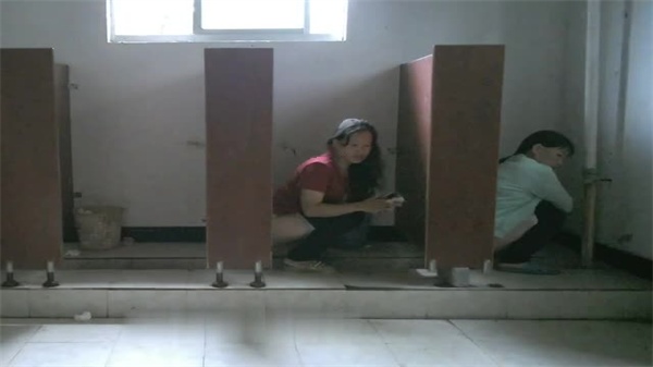 全景偷拍！极品素人4角度厕所自慰 5种姿势高潮喷水